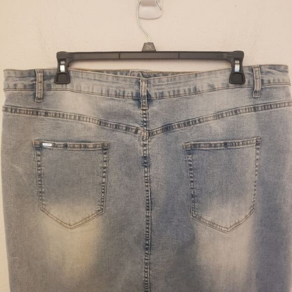 City Chic Denim Pencil Knee Length Skirt Light Wash Fading Pockets Size 22W NWT - Picture 6 of 10